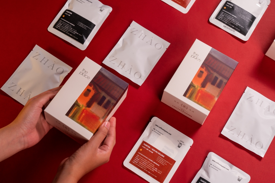 打開禮盒後映入眼簾就是家鄉磚紅的屋瓦，鮮明飽和的水彩描繪，讓思鄉的遊子循著月光一步步從遠方回到家鄉，在流淌的輕柔月色下團聚-1