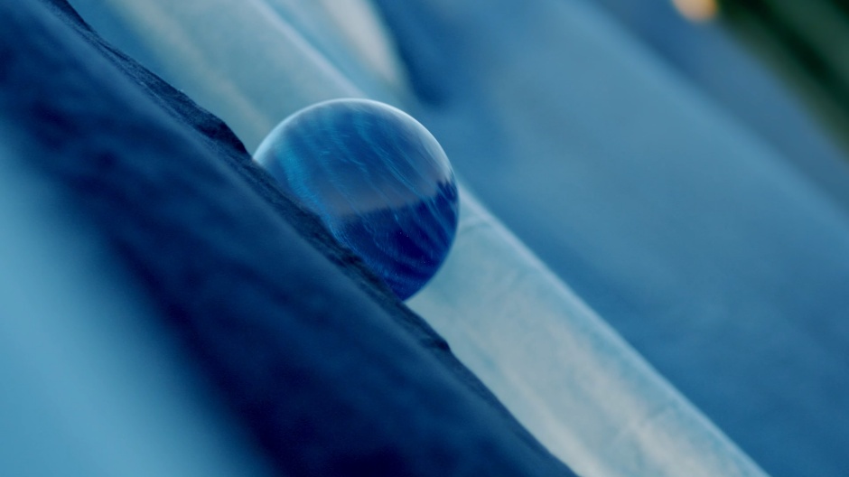 小檔客家電視台全新視覺包裝3. 視覺上以藍染、茶園、竹編三種元素代表客家意象,並運用球體將聲音具象化為細胞,球體的體積象徵聲音的大小、材質則代表聲音的感受。圖為「藍染」畫面png 小檔客家電視台全新視覺包裝3. 視覺上以藍染、茶園、竹編三種元素代表客家意象,並運用球體將聲音具象化為細胞,球體的體積象徵聲音的大小、材質則代表聲音的感受。圖為「藍染」畫面png