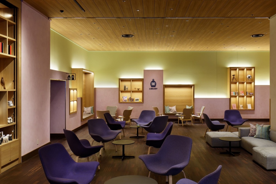 小檔OMO7 大阪 by 星野集團Lounge _OMO Base_ 4 - OMO7 Osaka by Hoshino Resorts在OMO Base公共空間除能閱讀圖書，也設置了可購買紀念品的區域。
