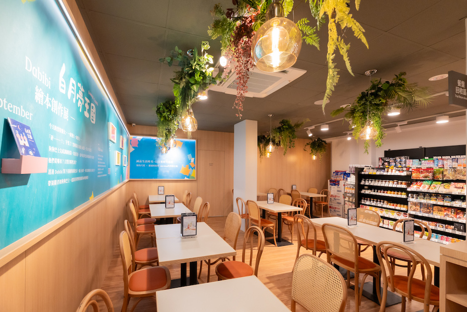 圖4. 結合藝文策展與美味廚房！「誠品生活時光淡水英專店」全天候提供輕食料理，還可欣賞插畫家Dabibi最新繪本作品「白月夢王國」。