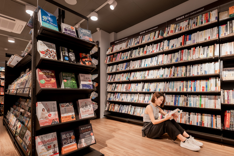 圖3. 比鄰於百年古蹟、雲門劇場、陳澄波戶外美術館的「誠品生活時光淡水英專店」推出開幕特展「淡水印象」，陪伴在地居民及遊客見證淡水的過去與現在。