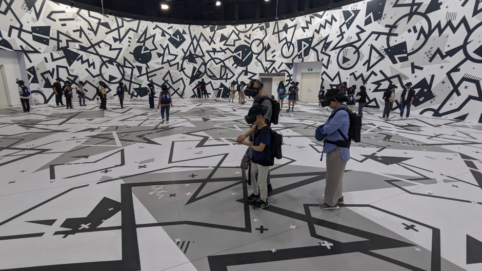 小檔法國展出《永恆聖母院》民眾體驗於場內體驗VR過程。 圖_ HTC、VIVE Arts、 Orange、Excurio 小檔法國展出《永恆聖母院》民眾體驗於場內體驗VR過程。 圖_ HTC、VIVE Arts、 Orange、Excurio