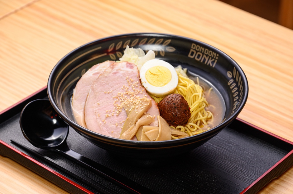 小檔DON DON DONKI CITYLINK南港店消費者於ヲた飯堂專區可選擇自己想要的泡麵種類，最低僅要50元即可享用到專人為您烹煮的日式泡麵