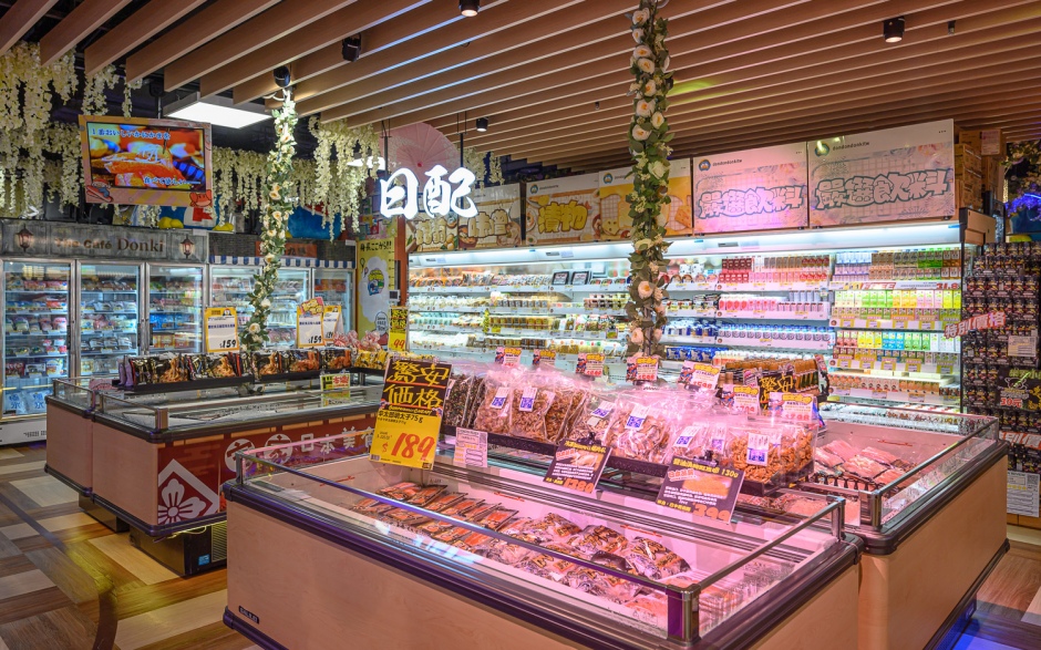 小檔DON DON DONKI CITYLINK南港店空景照_生鮮區1其為單一樓層、面積1,156平方公尺的賣場，營業時間則從早上9點至晚上10點。