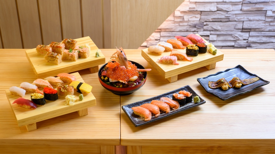 小檔DON DON DONKI CITYLINK南港店「鮮選壽司」首次登陸台灣。使用於店內現碾的日本米，以精米機器將糙米碾成白米，讓消費者能享受到白米新鮮的味道