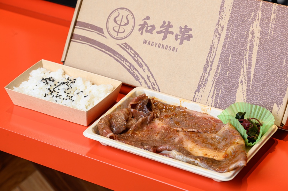 小檔DON DON DONKI CITYLINK南港店DON DON DONKI CITYLINK南港店獨家推出現點現做，比臉還大的肥美和牛