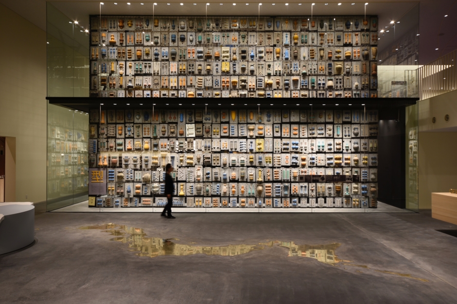 小檔近年則推出一系列貼近生活的居家生活用品、餐具與燈具，將傳統工藝品『高岡銅器』傳統工藝的魅力傳遞至今。大倉久和大飯店 _ 能作日本總公司暨觀光工廠照片_模具展示牆