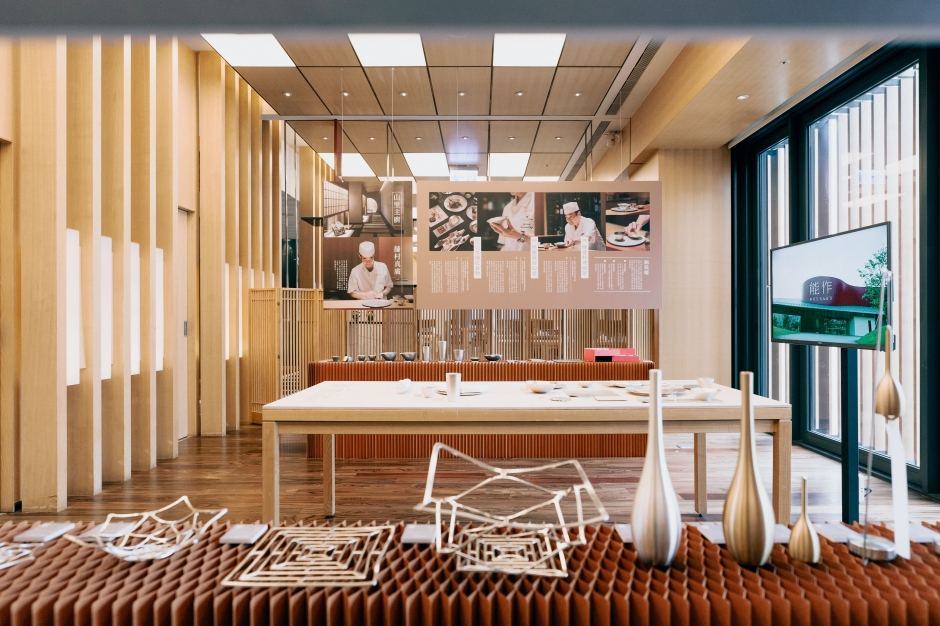 小檔大倉久和大飯店_ 活動期間同步推出的「山里錫禮」展覽位於山里和食用餐區旁的半開放空間 活動期間同步推出的「山里錫禮」展覽位於山里日本料理餐廳和食用餐區旁的半開放空間