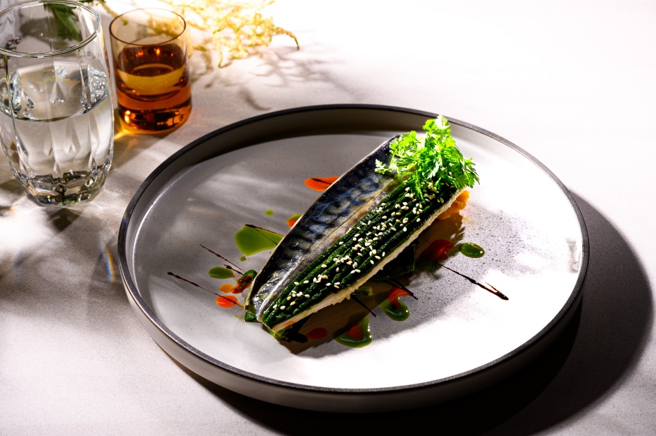小檔Island133夏季新菜「北大西洋挪威鯖魚」以低溫烹煮鎖住鯖魚鮮味,並以金山地瓜及山蘇佐阿根廷青醬。(圖/Island133) 小檔Island133夏季新菜「北大西洋挪威鯖魚」以低溫烹煮鎖住鯖魚鮮味,並以金山地瓜及山蘇佐阿根廷青醬。(圖/Island133)