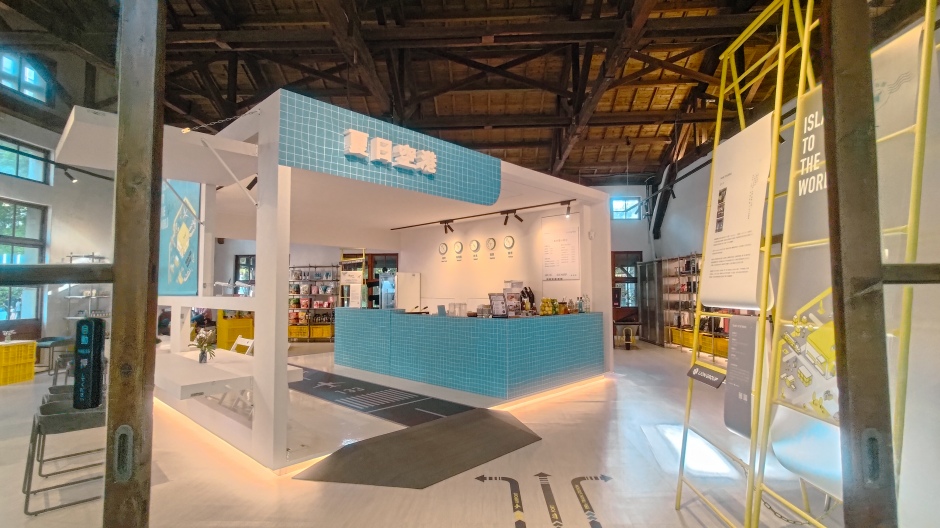 小檔Island133夏季新菜策展空間「MIXPOP」也變身為夏日空港,販售台灣觀光列車系列商品及各地風土特產。(圖/Island133) 小檔Island133夏季新菜策展空間「MIXPOP」也變身為夏日空港,販售台灣觀光列車系列商品及各地風土特產。(圖/Island133)