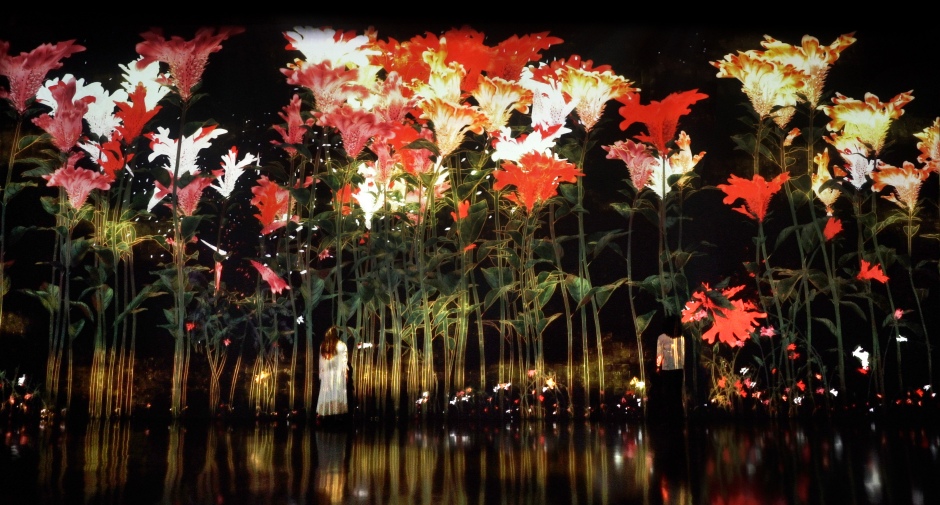 位在台場的teamLab Borderless閉館後,將遷移至麻布台Hills的Garden Plaza B地下1樓。本圖為teamLab《無盡綻放的宏大生命》© teamLab 位在台場的teamLab Borderless閉館後,將遷移至麻布台Hills的Garden Plaza B地下1樓。本圖為teamLab《無盡綻放的宏大生命》© teamLab