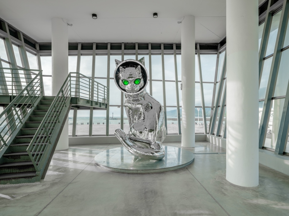 小檔船仔貓屏東展FIXE3995-HDRSHIP'S CAT巨型雕塑，以鏡面不銹鋼覆蓋全身，能夠鮮明地反映出周圍的風景，傳遞在地風景之美即為藝術的意涵。