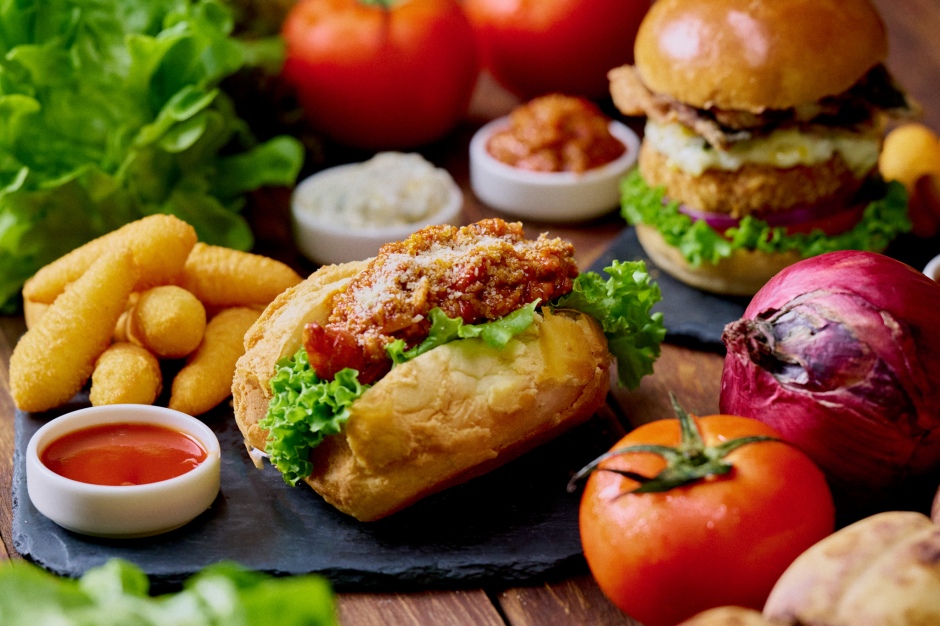 小檔2023府城漢堡節

「府城漢堡節」捷絲旅台南館_腸腸久久菠庇堡，每顆290元