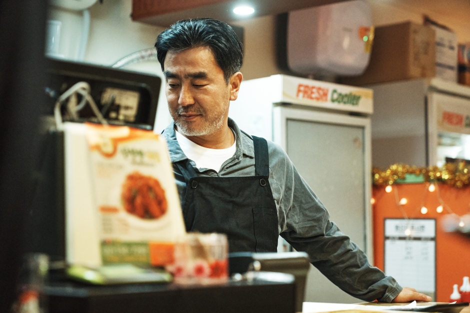 小檔韓劇《MOVING異能》劇照0816 更新  (44)繼票房鉅作《雞不可失》後再度以炸雞店老闆之姿回歸的柳承龍則飾演擁有再生能力的張洙源