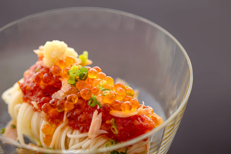 洄游產卵的鮭魚冷麵，結合微辣口感、西瓜的水分和番茄的酸度，帶來河流的清爽感。(圖／飛花落院提供)