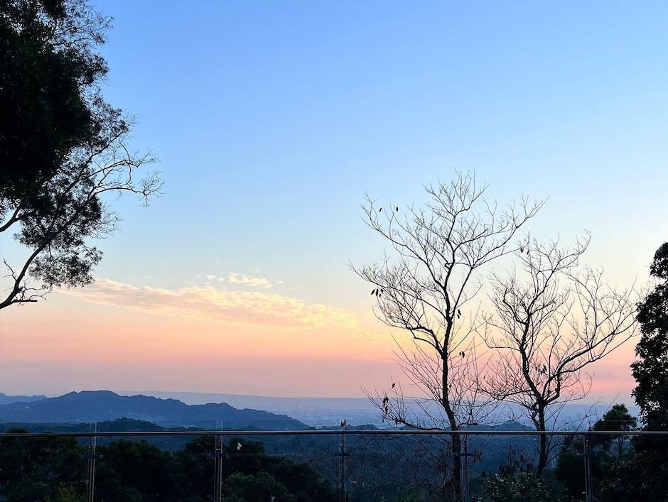 秋季裡欣賞夕陽的絕美時刻，天色逐漸柔和，日落前的天空散發出橙紅和金色調的光芒，呈現萬千變化，優美的畫面令人陶醉。(圖／飛花落院提供)