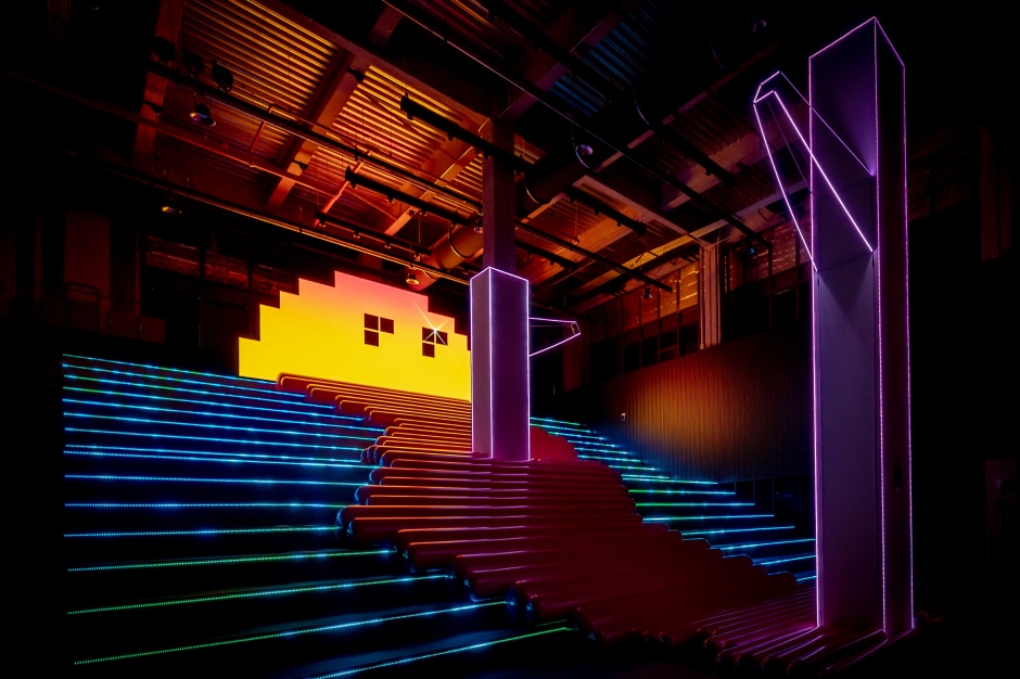 小檔05. 誠品生活新店│澳洲科技藝術團隊ENESS藉由高聳樹群及直立而上的階梯營造奇幻征途氛圍。