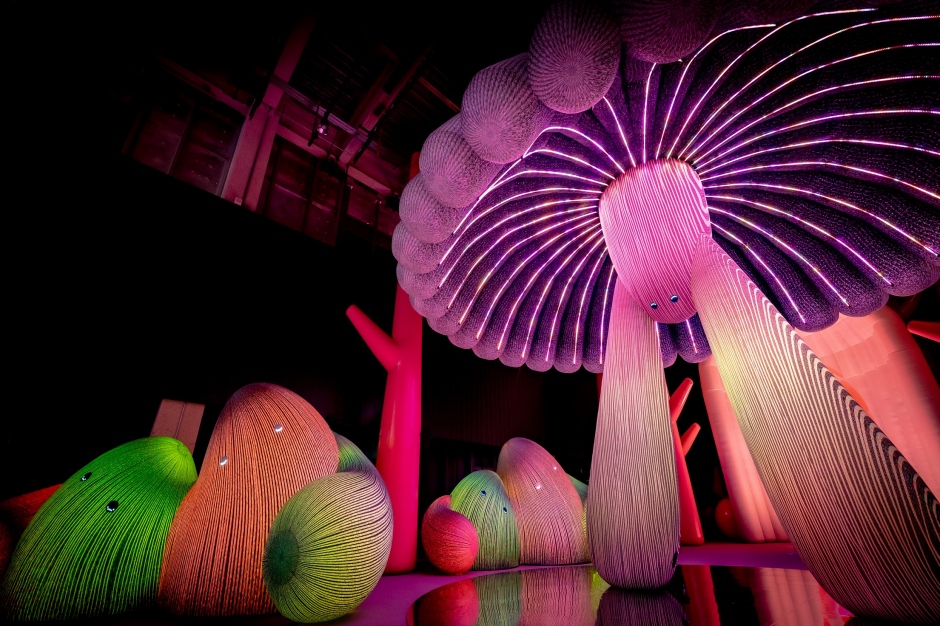 小檔10. 誠品生活新店│倒立的「森之舞者」身著以光為材料的夢幻芭蕾舞裙，光影、色彩將不停產生流動變化。