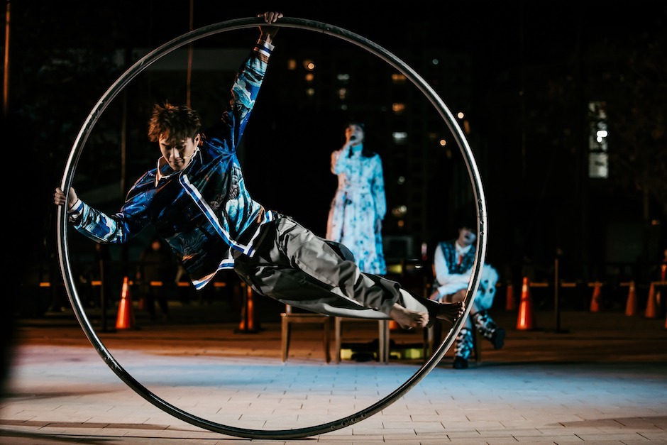 2023白晝之夜白晝之夜用藝術開箱市議會，音樂結合馬戲肢體的演出，以隱喻的手法展現議事民主。