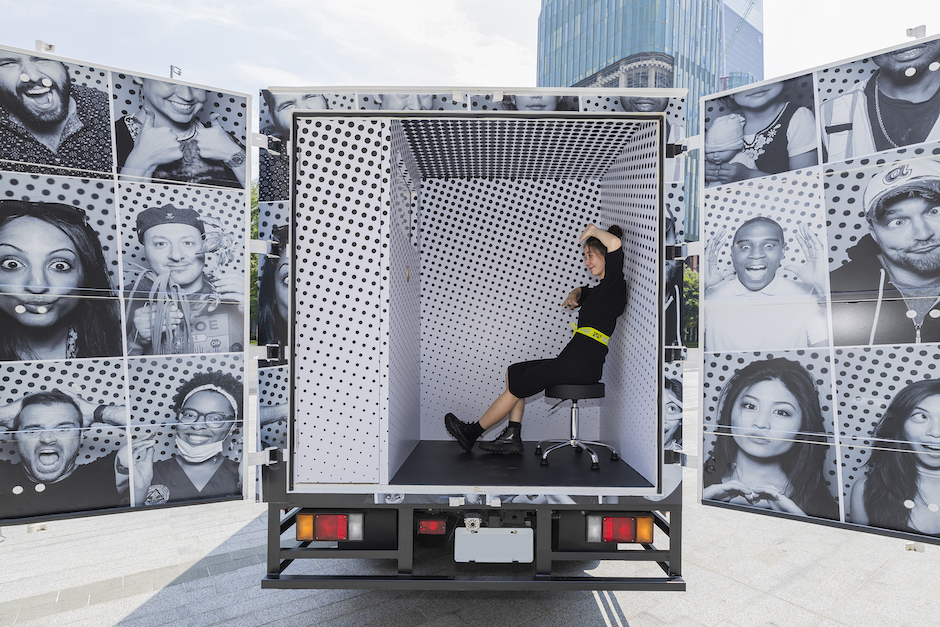 2023白晝之夜歡迎臺北市民成為《Inside Out Project》追車者，擺出最有態度的姿勢，留下對「生而自由」主題的詮釋與感受