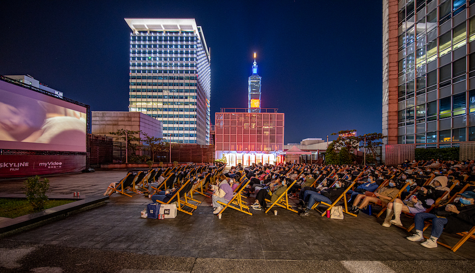 2023白晝之夜05. _將快車道變身為「一夜影展」電影院，邀請民眾一起躺在仁愛路林蔭大道上觀看電影，走進各種青春吶喊與叛逆中。