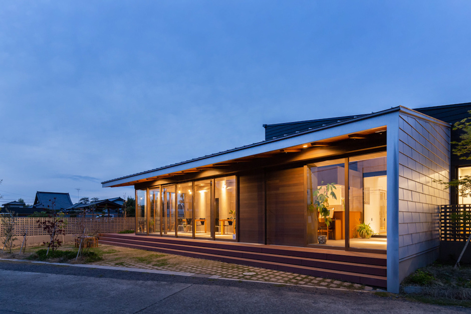 日比野設計幼児の城_KHB417_011-テラス・エントランス外観 (夕景)