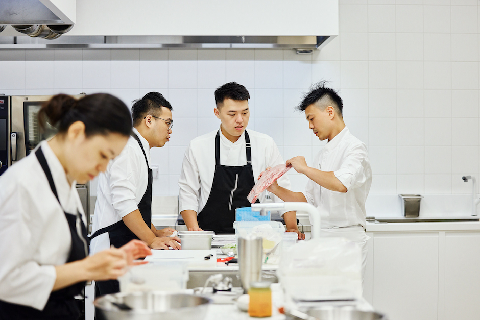 主廚黃以倫與廚房同仁