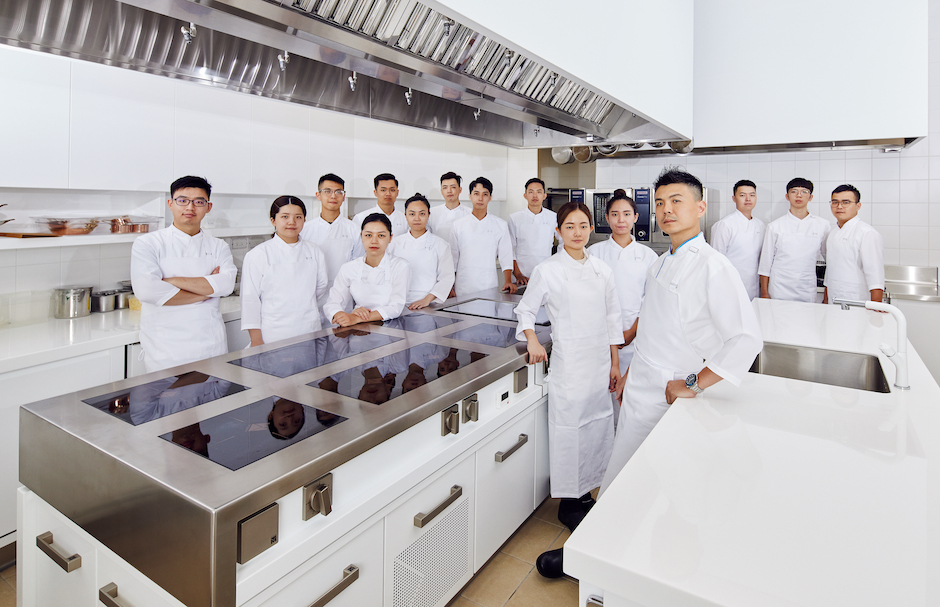 Restaurant A內場廚房員工與主廚黃以倫