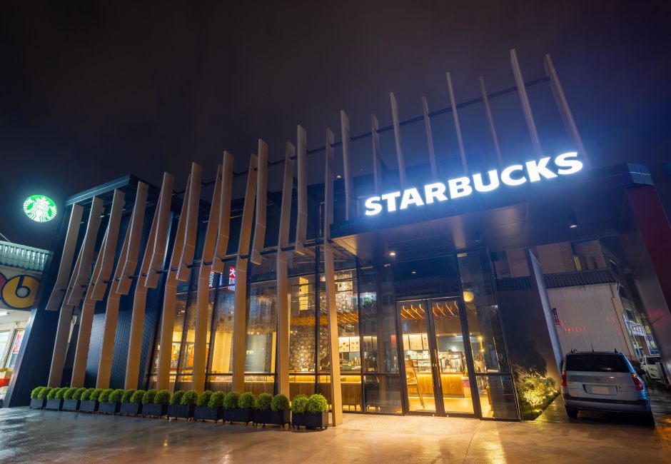 小檔星巴克彰化溪湖門市彰化溪湖門市外觀設計靈感來自當地著名的葡萄農業與咖啡莊園關聯作為連結,融合咖啡果實與葡萄樹元素,以葡萄枝幹生長的連接,以呈現外部和內部之間共享的設計語言。星巴克在地首間以葡萄藤架意象所打造的彰化溪湖門市 小檔星巴克彰化溪湖門市彰化溪湖門市外觀設計靈感來自當地著名的葡萄農業與咖啡莊園關聯作為連結,融合咖啡果實與葡萄樹元素,以葡萄枝幹生長的連接,以呈現外部和內部之間共享的設計語言。星巴克在地首間以葡萄藤架意象所打造的彰化溪湖門市