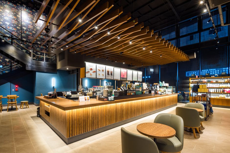 小檔星巴克彰化溪湖門市門市內延續葡萄藤架意象,吧檯上方採用木作柵欄造型,呼應與在地農業相關的藝術故事。1 小檔星巴克彰化溪湖門市門市內延續葡萄藤架意象,吧檯上方採用木作柵欄造型,呼應與在地農業相關的藝術故事。1