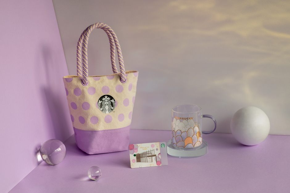 小檔星巴克彰化溪湖門市本次也推出葡萄意象商品「果漾紫女神隨行杯袋」、「綺麗鱗片玻璃杯」、「彰化溪湖隨行卡」等特色商品以慶祝門市開幕。 小檔星巴克彰化溪湖門市本次也推出葡萄意象商品「果漾紫女神隨行杯袋」、「綺麗鱗片玻璃杯」、「彰化溪湖隨行卡」等特色商品以慶祝門市開幕。