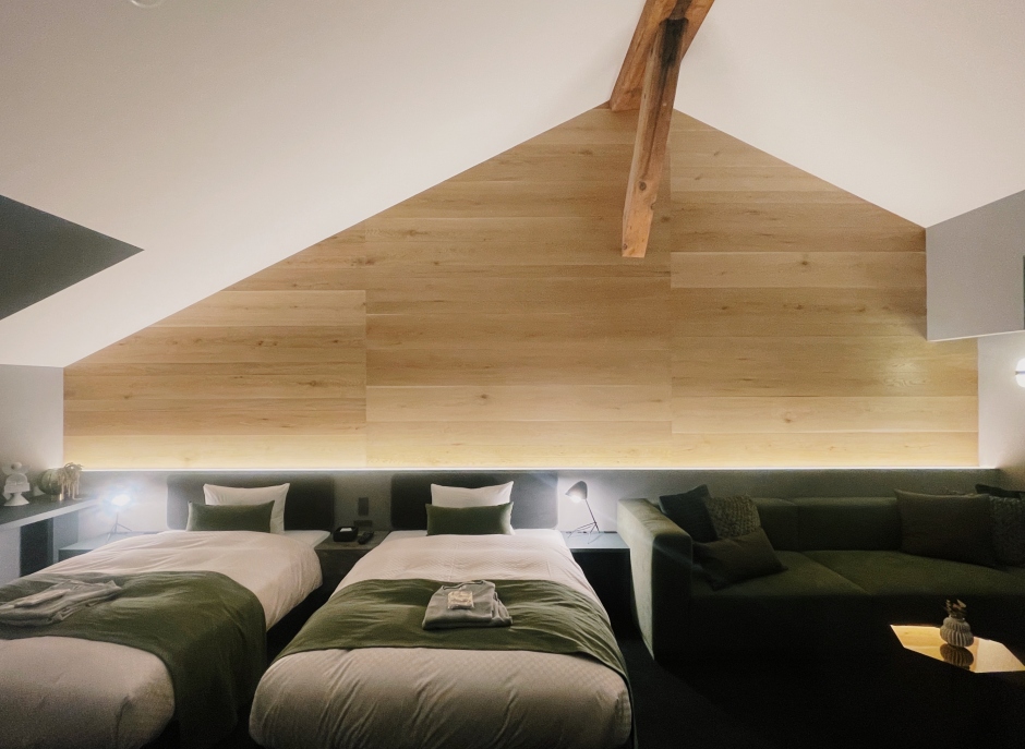 小檔北海道NIPPONIA HOTEL 函館港町Room_01房內的木紋牆，皆來自北海道的楢木