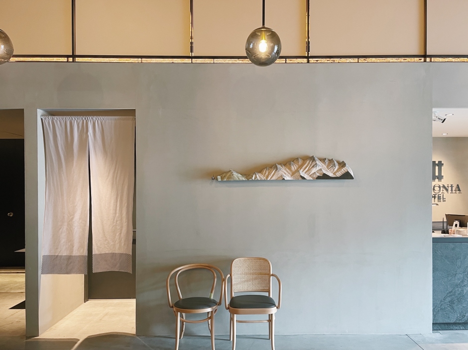 小檔北海道NIPPONIA HOTEL 函館港町Public_02櫃檯旁的牆上，是藝術家以函館山為意象所創作的作品。