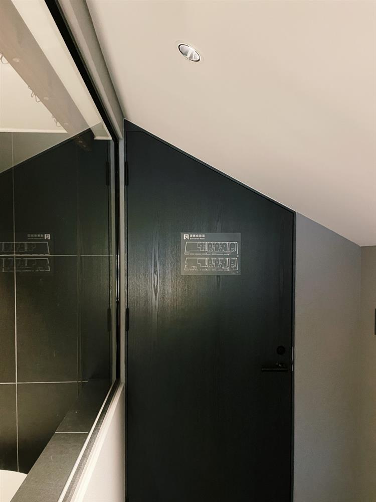 小檔北海道NIPPONIA HOTEL 函館港町0_Detail_01配合著斜屋頂造型的斜面大門。