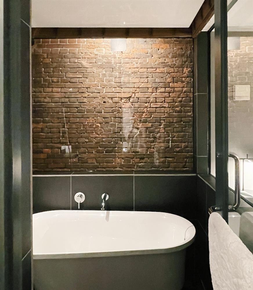 小檔北海道NIPPONIA HOTEL 函館港町0_Detail_03衛浴裡被框起的紅磚牆壁。