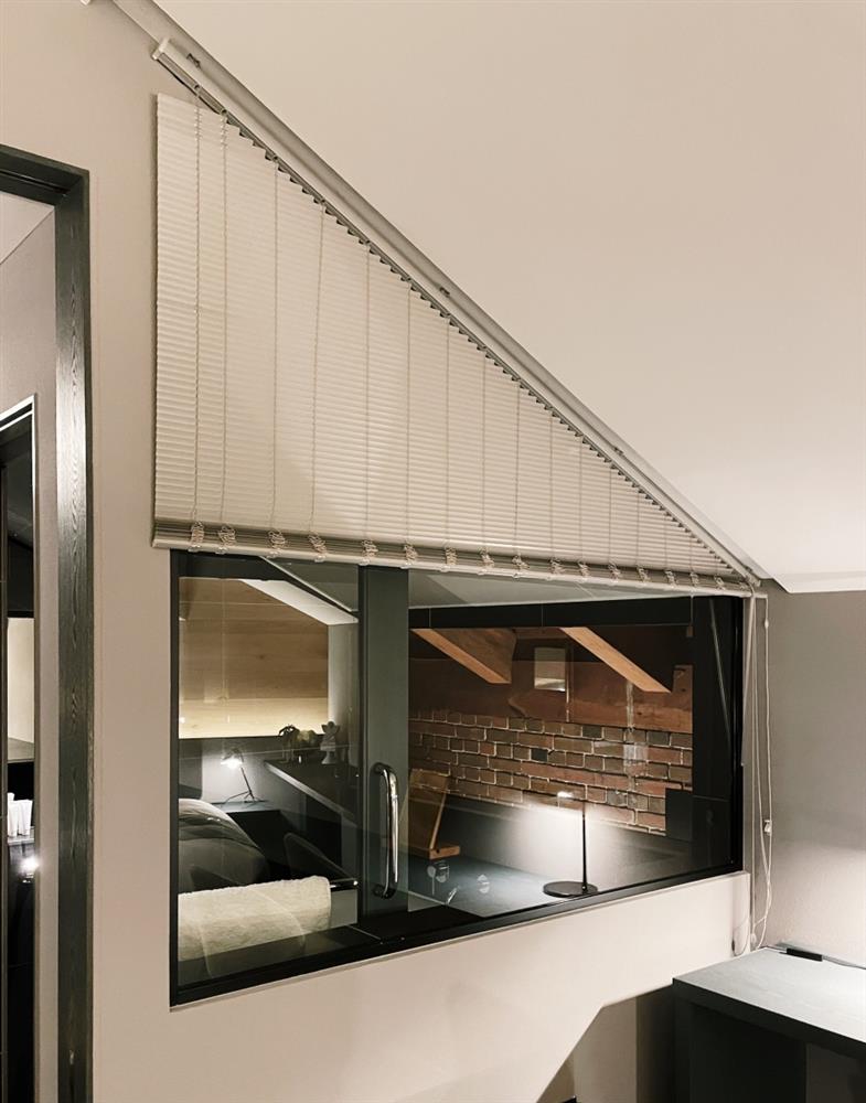 小檔北海道NIPPONIA HOTEL 函館港町0_Detail_02配合著斜屋頂造型的百葉簾。