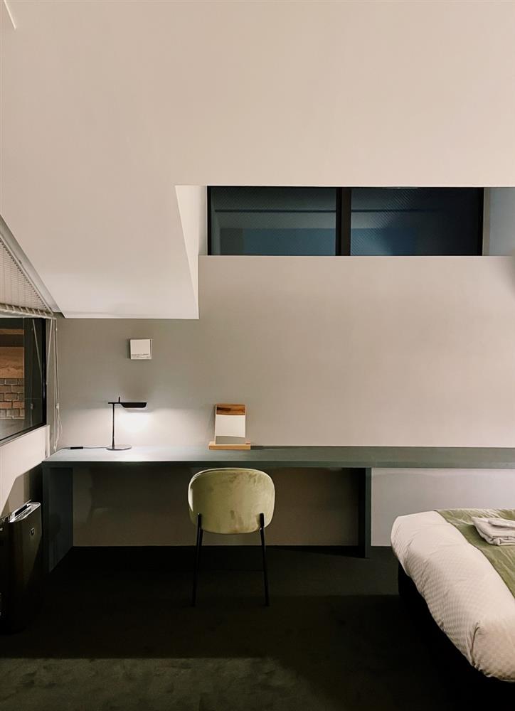 小檔北海道NIPPONIA HOTEL 函館港町Room_05受舊建築限制，以天井側邊開窗作為採光。