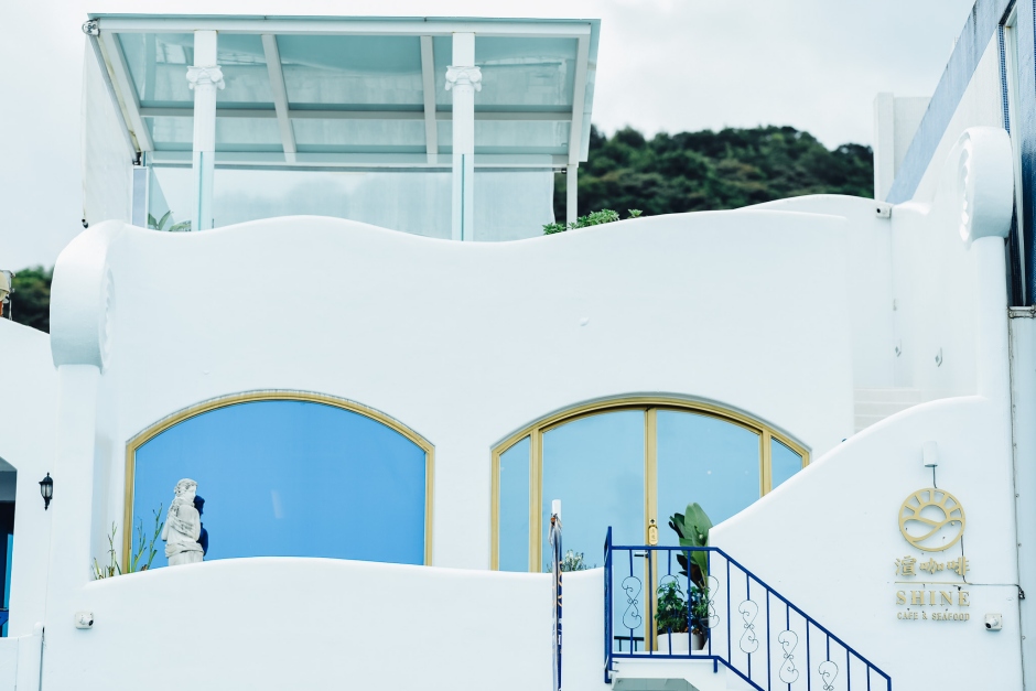 小檔宜蘭頭城五漁村09.「渲咖啡 Shine Cafe」結合在地海景和文化元素，為外澳打造一方質感與美感兼具的休憩天地，料理也融入了在地風味和自然地景，每一道都讓來客從吃感受到在地的美。（圖片來源／宜蘭縣政府）