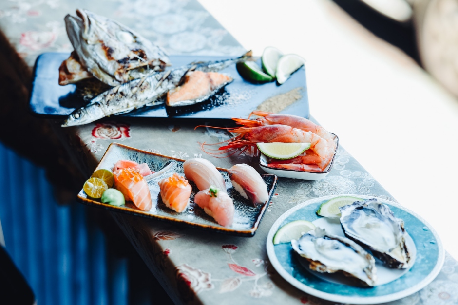 小檔宜蘭頭城五漁村06.若想一邊欣賞港口風景、同時一邊品嚐海鮮原有鮮美，「丞鱻日式料理」是最佳首選。「丞鱻日式料理」主打吃當季、吃現撈，老闆建丞與在地船家合作，取得大海直送餐桌的新鮮漁獲，再以「呈現食材原味」的手法為客人現點現作料理。（圖片來源／宜蘭縣政府）