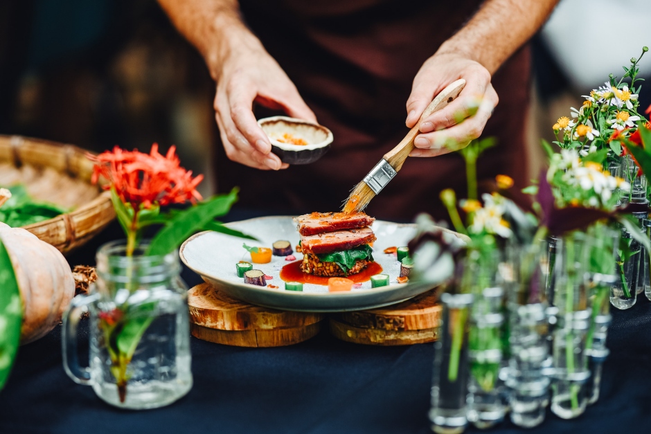 小檔宜蘭頭城五漁村00.藉由全新旅遊品牌「頭城五漁鐵 slow coast」，宜蘭縣政府邀請大家一同尋訪，隱藏在石城、大里、大溪、梗枋及外澳五座漁村的美味，從吃感受頭城里山里海的風味，也從不同風格的飲食，更進一步深度體驗在地文化、永續理念及自然美景。（圖片來源／宜蘭縣政府）