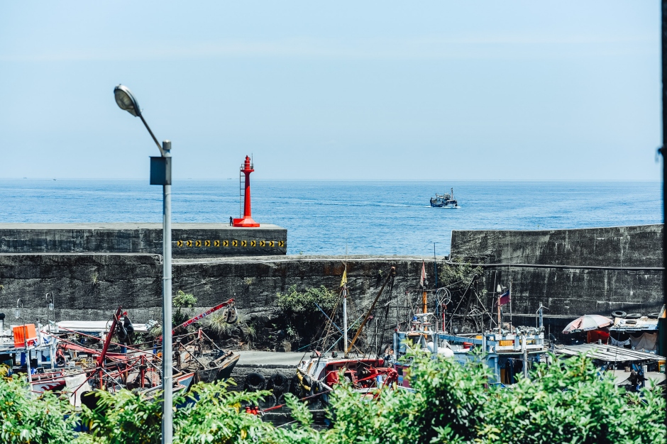 小檔宜蘭頭城五漁村05.若想一邊欣賞港口風景、同時一邊品嚐海鮮原有鮮美，「丞鱻日式料理」是最佳首選。「丞鱻日式料理」主打吃當季、吃現撈，老闆建丞與在地船家合作，取得大海直送餐桌的新鮮漁獲，再以「呈現食材原味」的手法為客人現點現作料理。（圖片來源／宜蘭縣政府）
