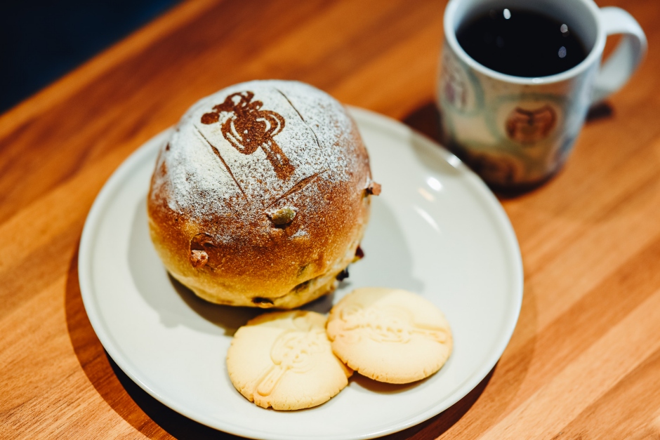 小檔宜蘭頭城五漁村04. 對於健行草嶺古道的旅人來說，座落於古道出口的「禾香居柴燒窯烤麵包」是健行必訪，最受歡迎的「綜合口味虎字碑麵包」，加滿果乾和堅果的麵包體，適合在健行途中補充能量，更以虎字定風的精神，庇佑健行者一路平安。（圖片來源／宜蘭縣政府）