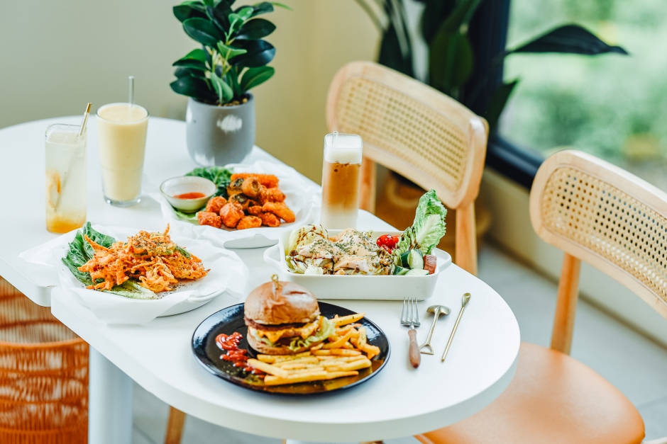 小檔宜蘭頭城五漁村02.九號咖啡-石城館選用在地食材，為客人現點現做健康美味的料理，「海鮮炸物拼盤」以在地漁港直送的漁獲製作，「炸葡萄蝦甘薯時蔬餅」更是以龜山島漁場特產的葡萄蝦特製的創意限定料理。（圖片來源／宜蘭縣政府）