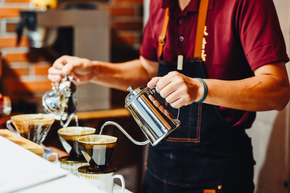 小檔宜蘭頭城五漁村03. 對於健行草嶺古道的旅人來說，座落於古道出口的「禾香居柴燒窯烤麵包」是健行必訪，最受歡迎的「綜合口味虎字碑麵包」，加滿果乾和堅果的麵包體，適合在健行途中補充能量，更以虎字定風的精神，庇佑健行者一路平安。（圖片來源／宜蘭縣政府）