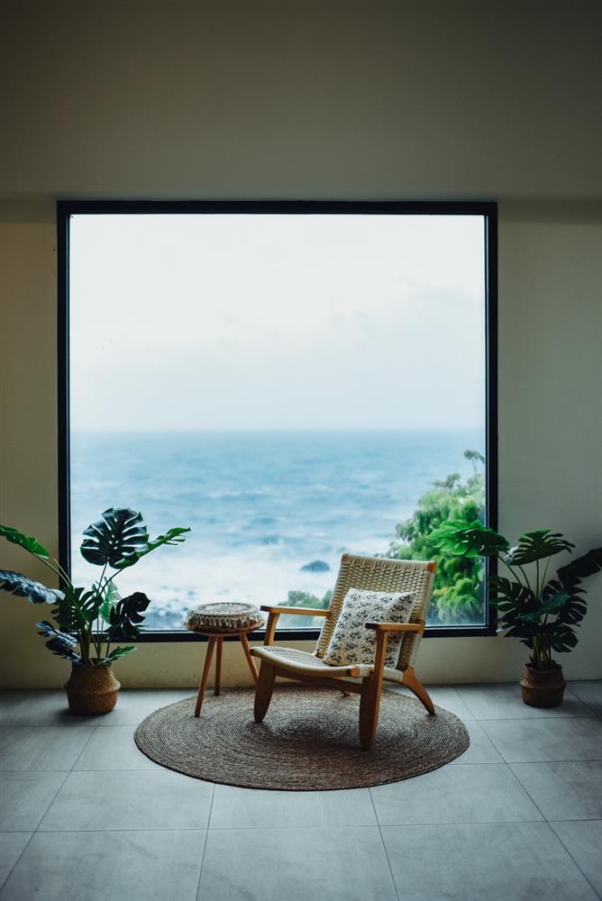 小檔宜蘭頭城五漁村01. 九號咖啡-石城館選用在地食材，為客人現點現做健康美味的料理，「海鮮炸物拼盤」以在地漁港直送的漁獲製作，「炸葡萄蝦甘薯時蔬餅」更是以龜山島漁場特產的葡萄蝦特製的創意限定料理。（圖片來源／宜蘭縣政府）