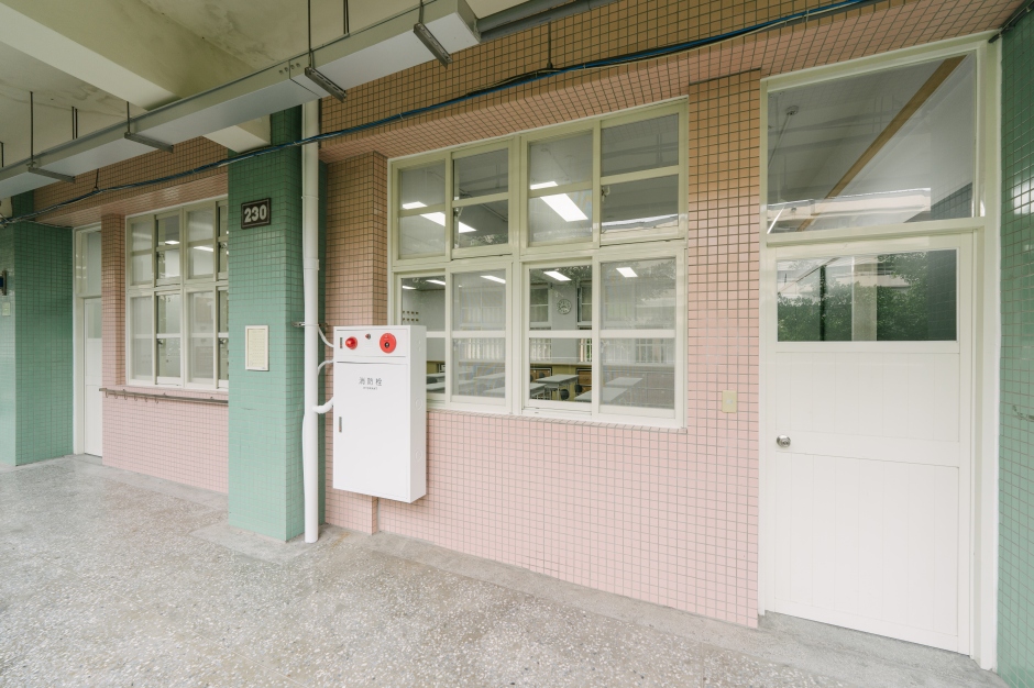 小檔新北跨齡教室正隆紙空間3.0新埔國中-結合設研院的「公共消防設備再設計」優化規範，更融入設計後的教室整體氛圍