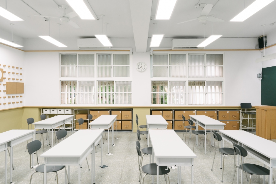 小檔新北跨齡教室正隆紙空間3.0新埔國中-回收紙材的紙家具，結合全新設計適合整理整頓的收納櫃，更有效利用空間收納