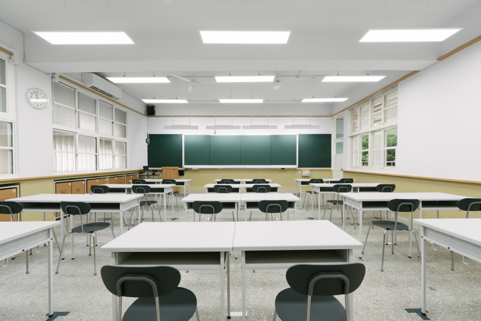 小檔新北跨齡教室正隆紙空間3.0新埔國中-回到初心思考高齡者的使用需求，設計出輕巧與適合長者乘坐穩定的桌椅、同時也將燈光重新設計出寬闊明亮的學習活動空間2