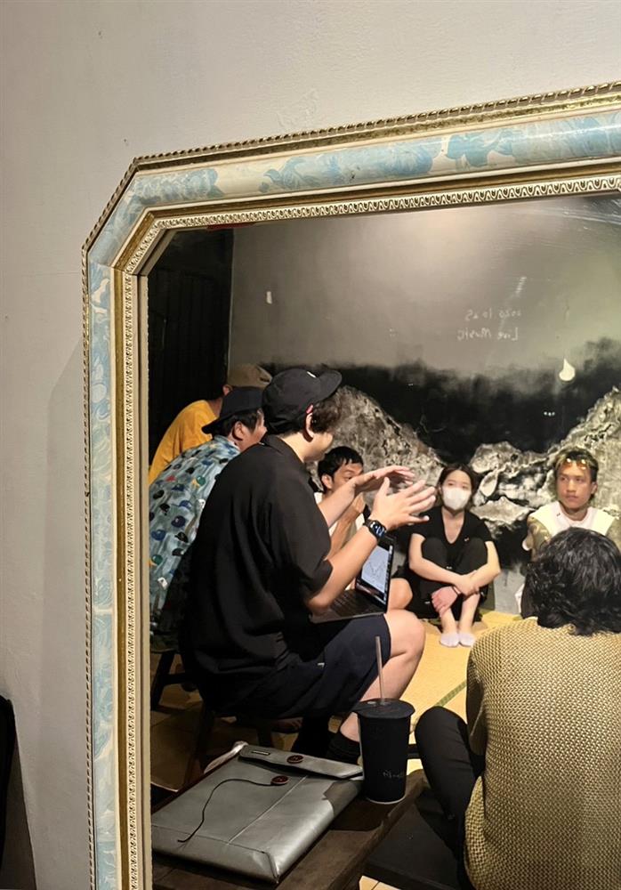 02 策展人Pili至永和「酸屋實驗空間」與音樂、 影像創作者，說明展覽概念