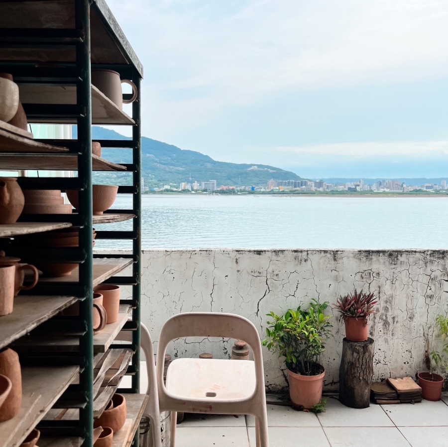 05 「森雨製陶」工作空間的淡水河景